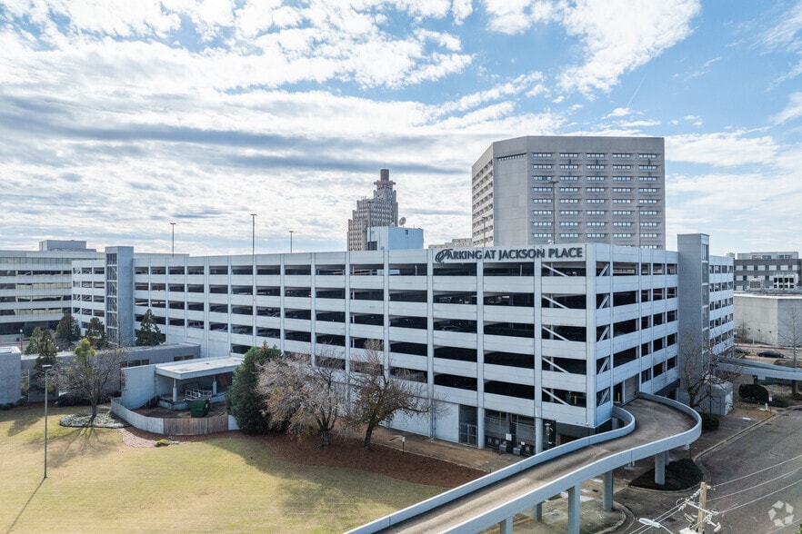 Primary Photo Of 100 E Capitol St, Jackson Parking Garage For Lease