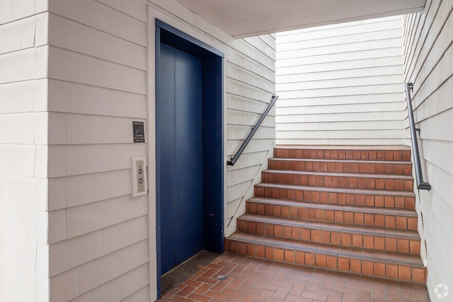 More Photos Of 2200 Pacific Coast Hwy, Hermosa Beach Office For Sale