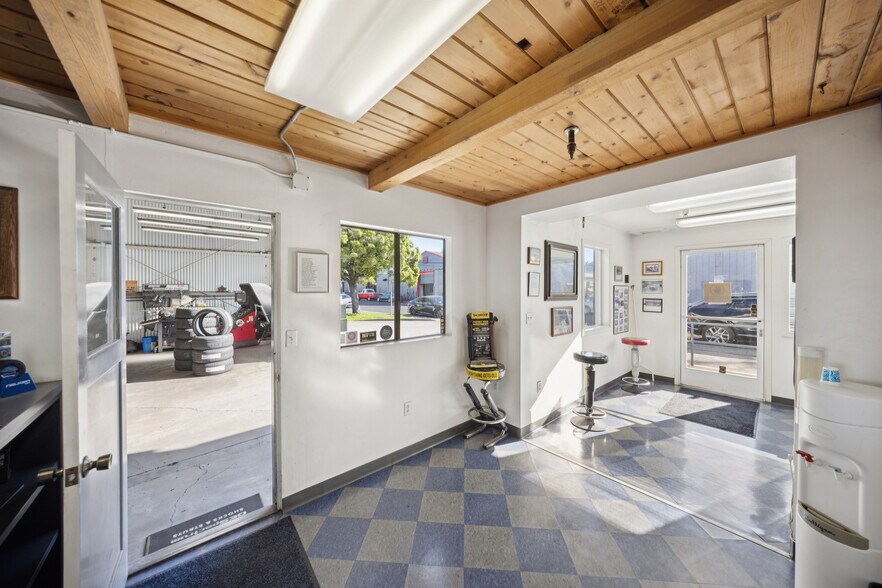 More Photos Of 25 Market St, San Rafael Service For Sale