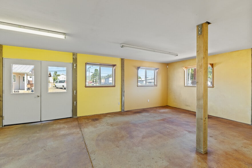 More Photos Of 100 N 7th St, Lakeside Showroom For Sale