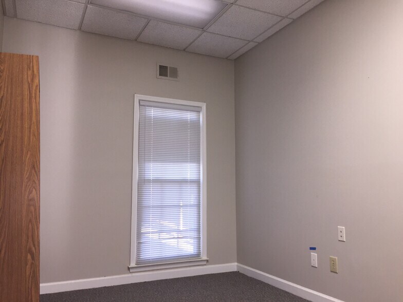 More Photos Of 1111 Cambridge Sq, Alpharetta Office Residential For Sale