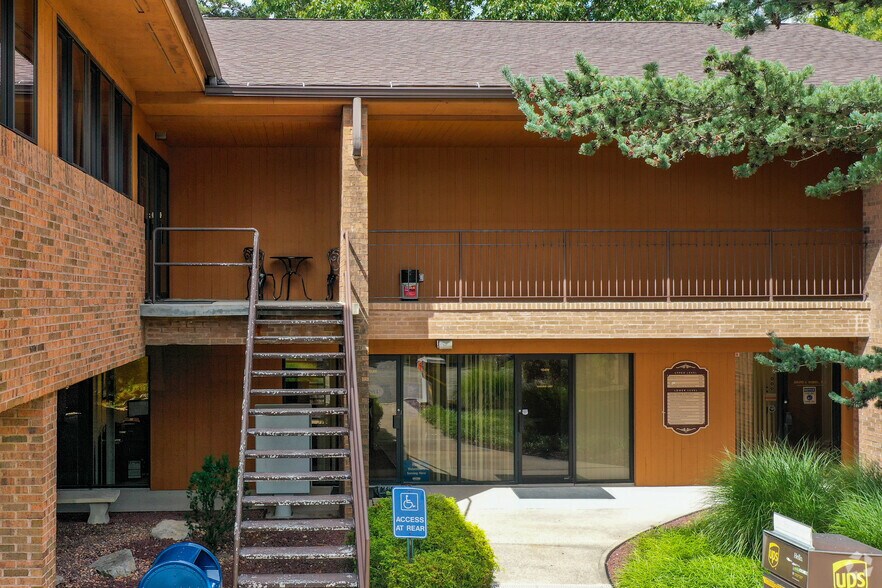 More Photos Of 811 W Jericho Tpke, Smithtown Office For Lease