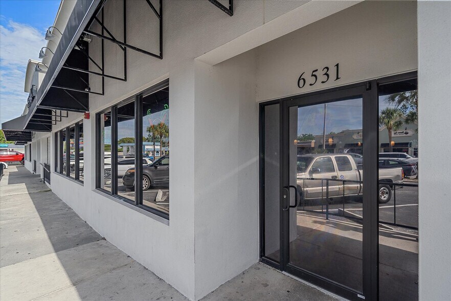 More Photos Of 6523 Gateway Ave, Sarasota Bar For Lease