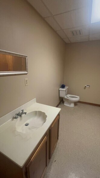 More Photos Of 680 Easton Ave, Somerset Medical For Sale