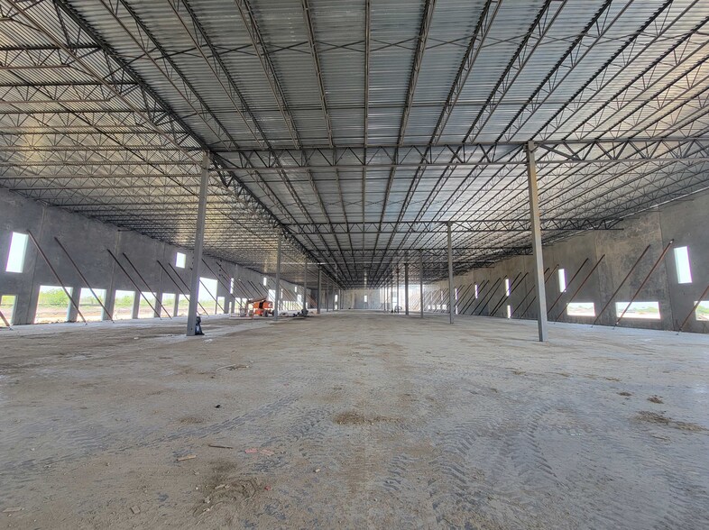 More Photos Of 11708 McAngus Rd, Del Valle Warehouse For Lease