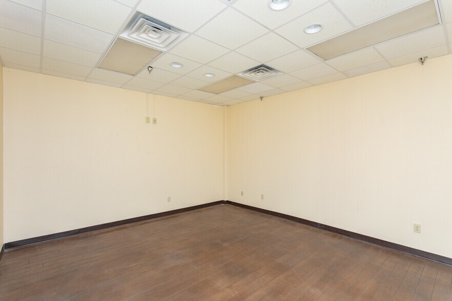 More Photos Of 2200 5th St, Wichita Falls Warehouse For Sale