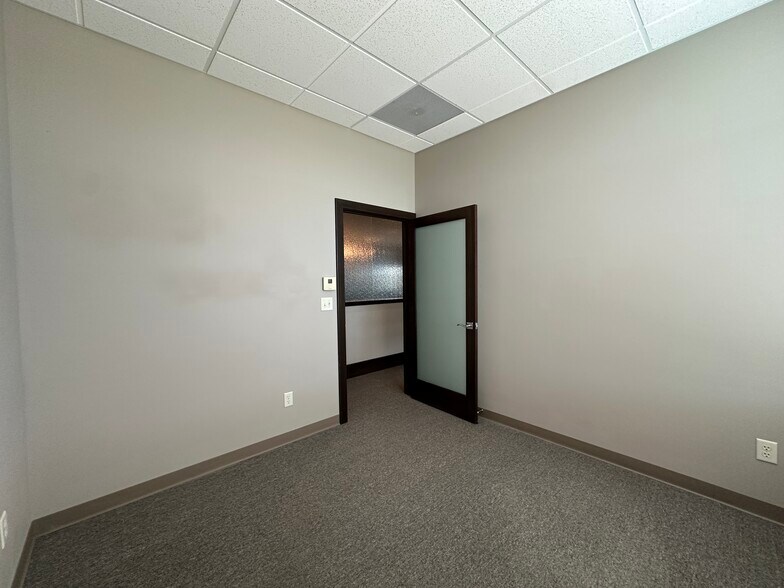 More Photos Of 673 Westbury Dr, Iowa City Storefront Retail Office For Sale