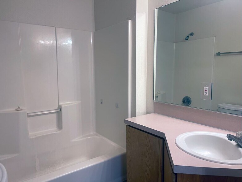 More Photos Of 615-629 Elliott Rd, Newberg Apartments For Sale