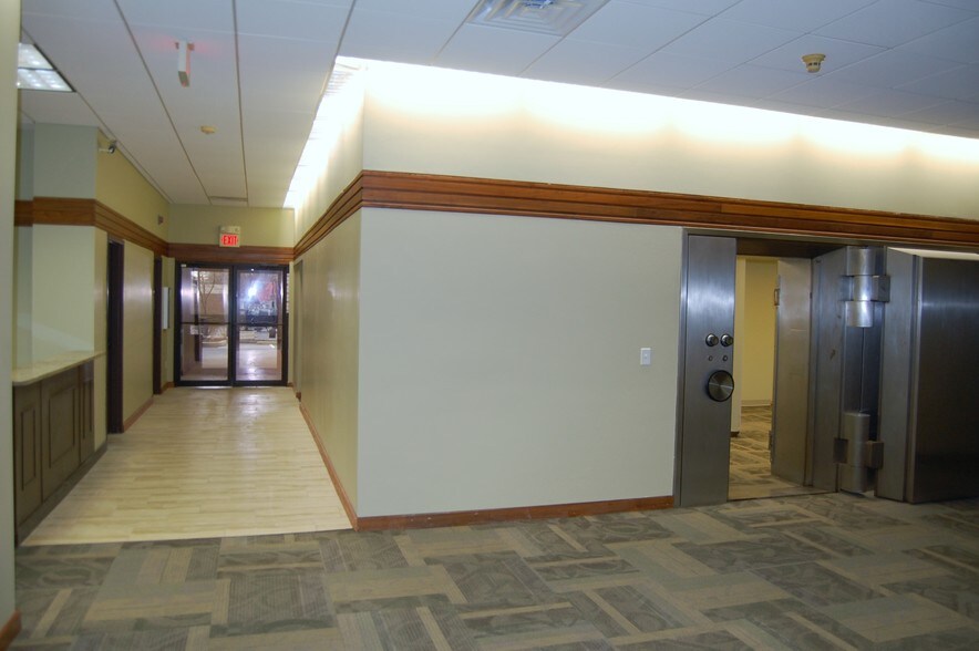 More Photos Of 222 E Main St, Belleville Office For Lease