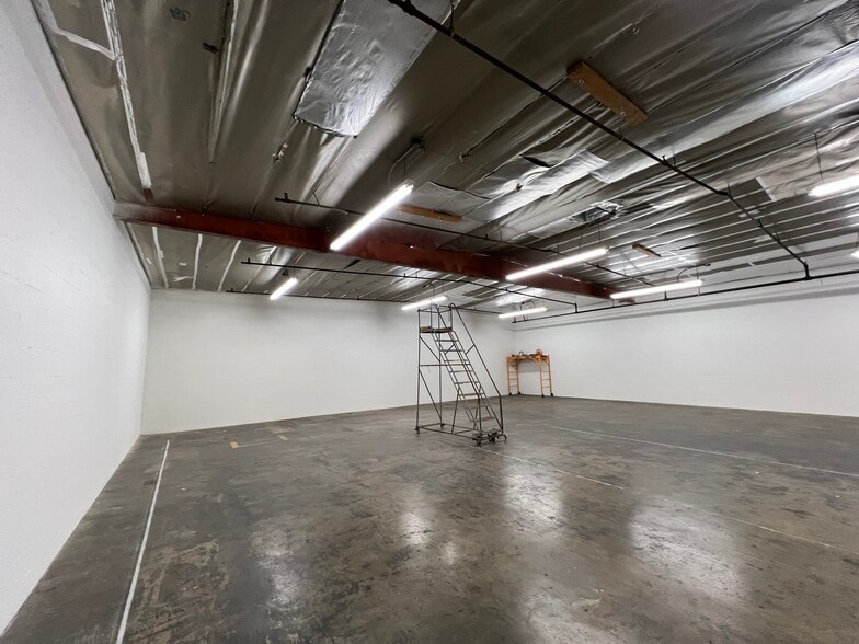 More Photos Of 5436 Cleon Ave, North Hollywood Warehouse For Lease