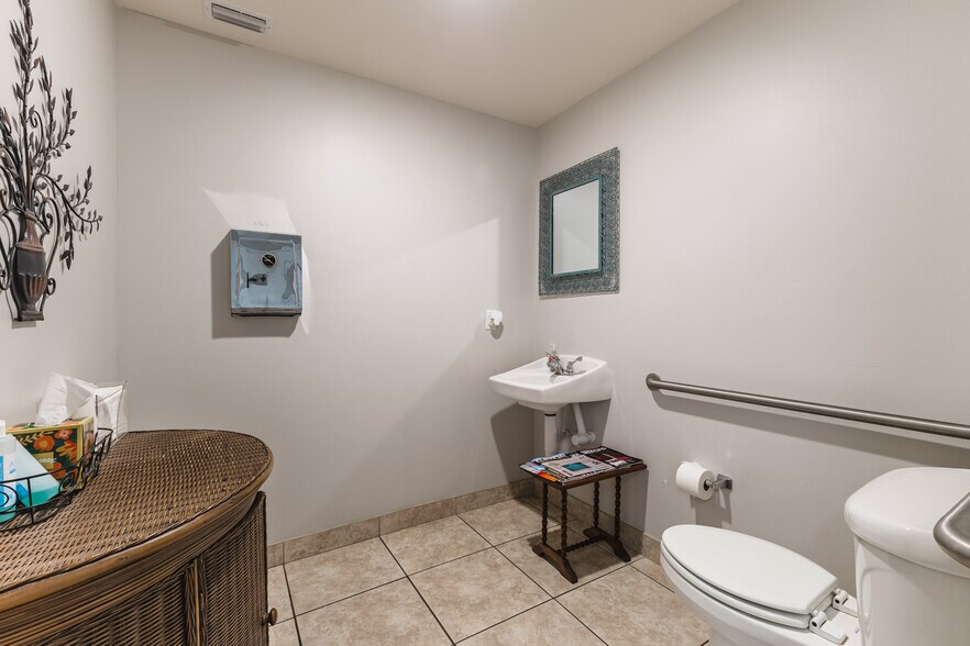 More Photos Of 8359 Stringfellow Rd, Saint James City Medical For Lease