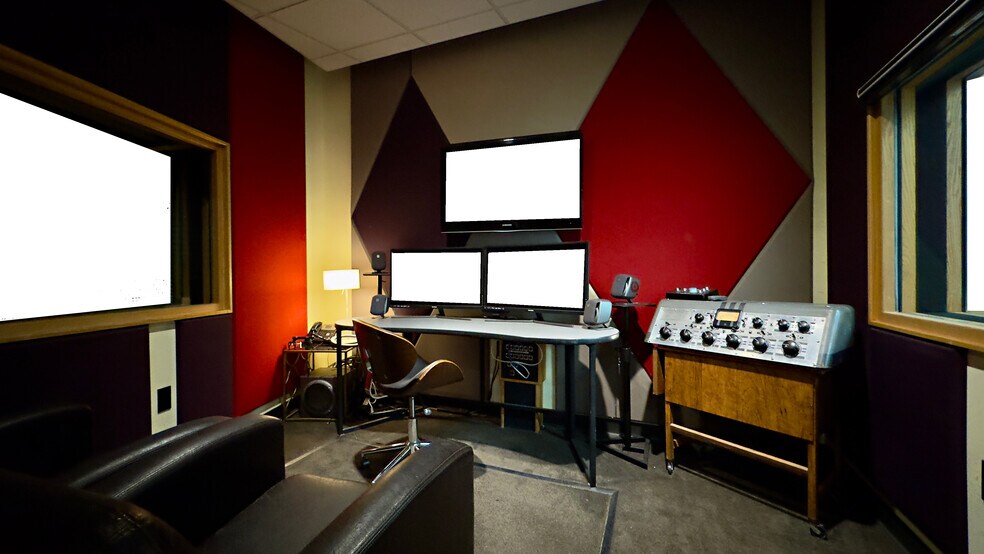 More Photos Of 302 Oceanside Blvd, Oceanside Service For Lease