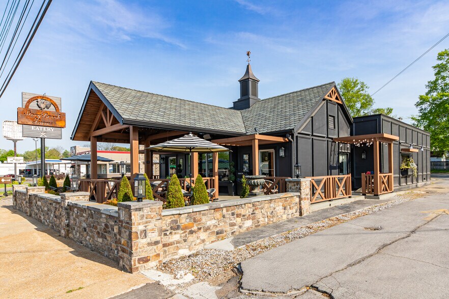 More Photos Of 320 W College St, Pulaski Fast Food For Sale