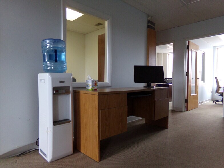 More Photos Of 22648 Glenn Dr, Sterling Office For Sale