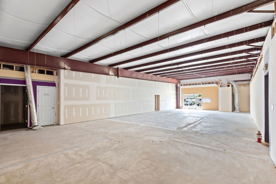 More Photos Of 2401 Ruth Hentz Ave, Panama City Flex For Lease