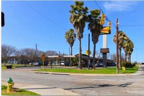 More Photos Of 1611 S General McMullen Dr, San Antonio Fast Food For Lease