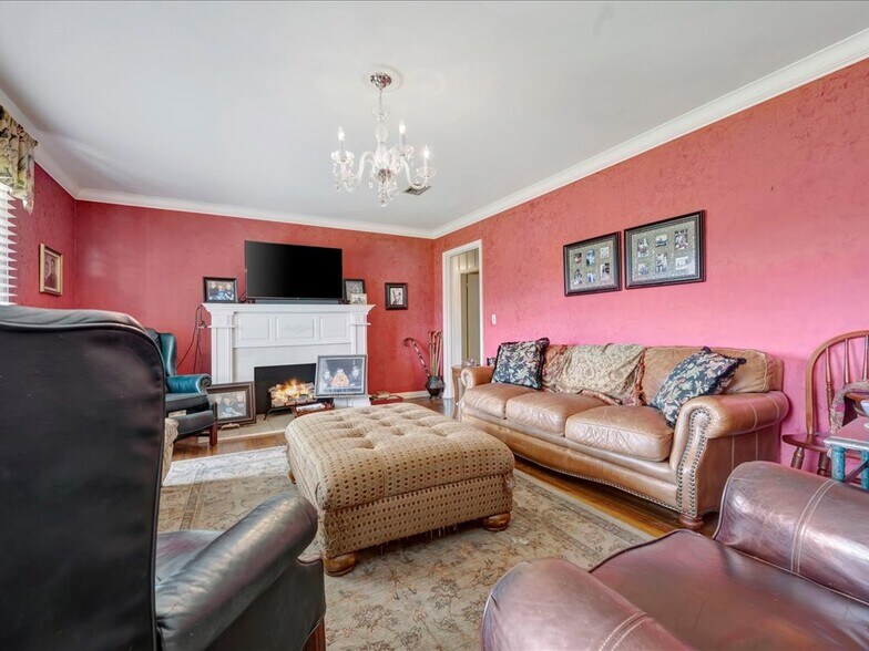 More Photos Of 9021 S US Highway 69, Huntington Flex For Sale