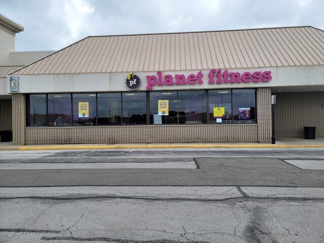 More Photos Of 1107-1125 S Main St, Bowling Green Unknown For Lease