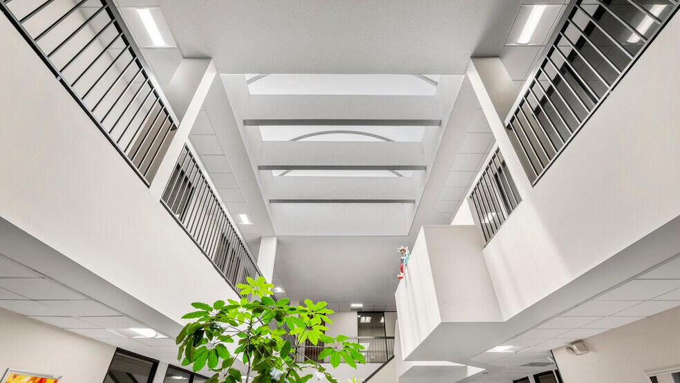 More Photos Of 800 W Sam Houston Pky S, Houston Office For Lease