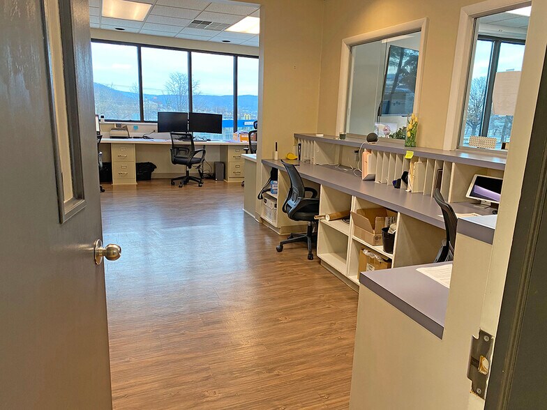 More Photos Of 30 E Shady Ln, Enola Medical For Lease