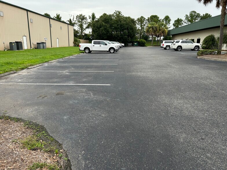 More Photos Of 4430 NE 83rd Rd, Wildwood Office For Lease