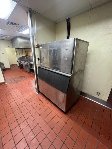 More Photos Of 5900 Roeland Dr, Mission Fast Food For Sale