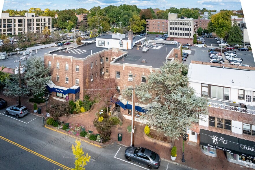 More Photos Of 7 Bond St, Great Neck Apartments For Lease