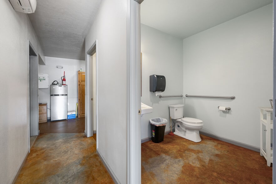 More Photos Of 402 N Pyfer St, Whitehall Office For Sale