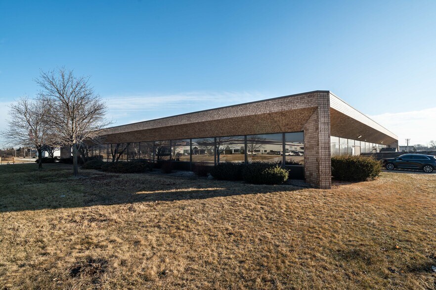 More Photos Of 7630 S 10th St, Oak Creek Office For Sale