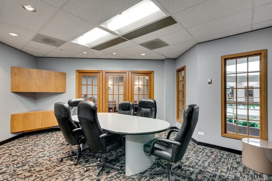 More Photos Of 340 W Butterfield Rd, Elmhurst Office Residential For Lease