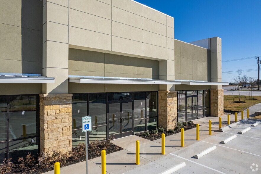More Photos Of 1300 W Pflugerville Pkwy, Round Rock Storefront For Lease