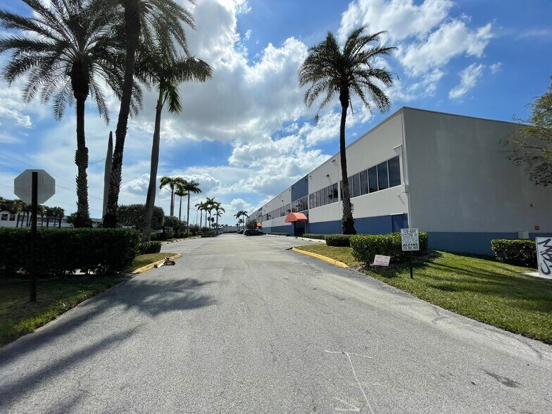More Photos Of 3520-3560 NW 72nd Ave, Miami Warehouse For Lease