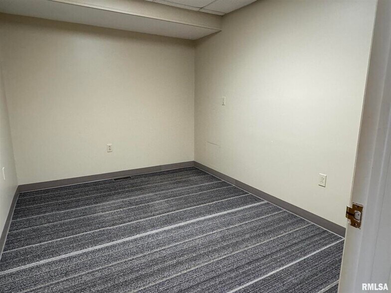 More Photos Of 130 N Broadway St, Table Grove Flex For Sale