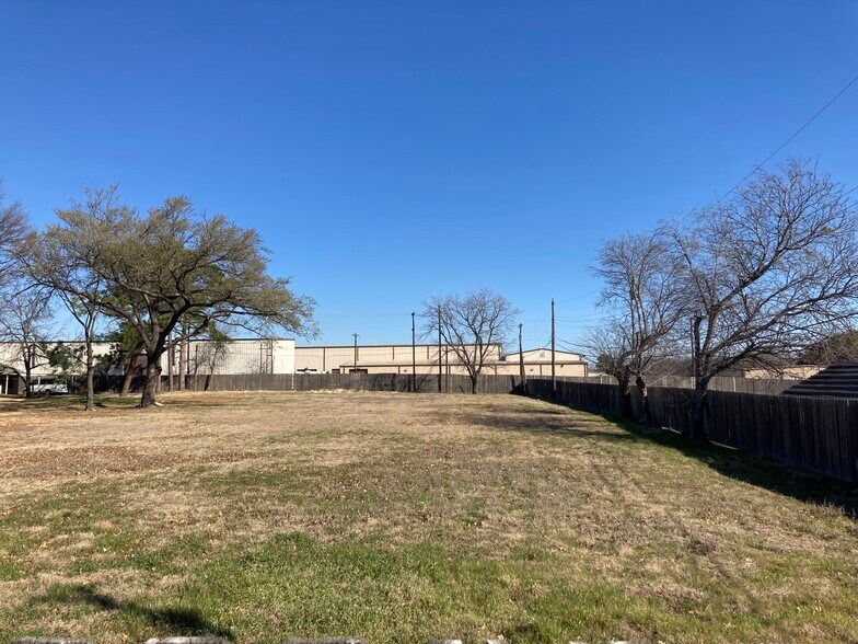 More Photos Of 1218 W Shady Grove Rd, Grand Prairie Service For Sale