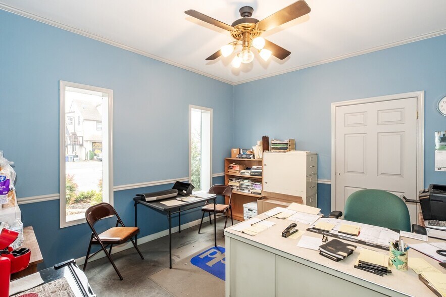 More Photos Of 2217 Farragut ave, Bristol Service For Sale
