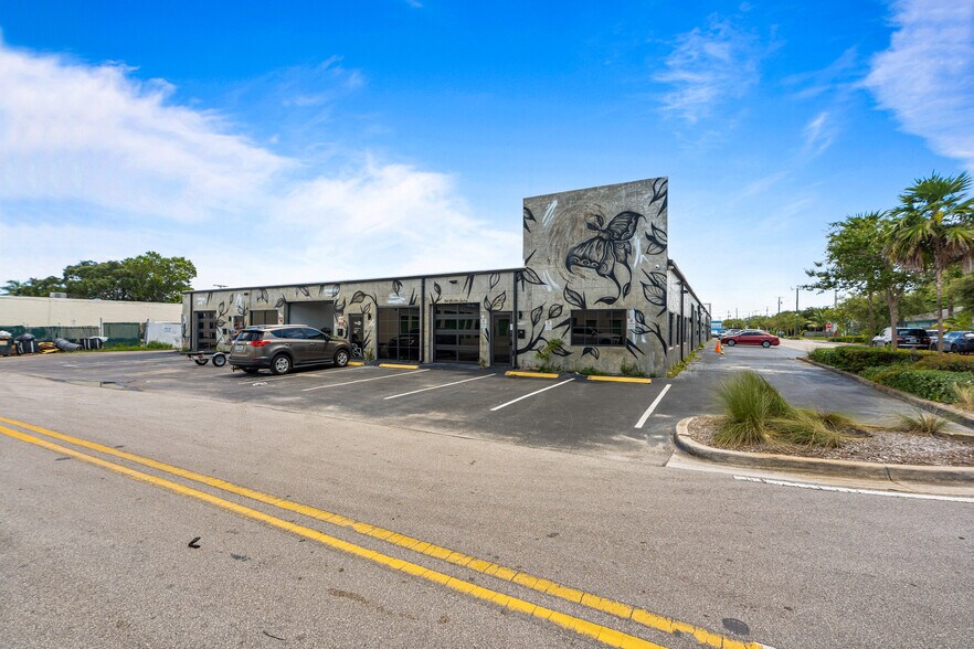 More Photos Of 3472 NE 5th Ave, Oakland Park Showroom For Lease