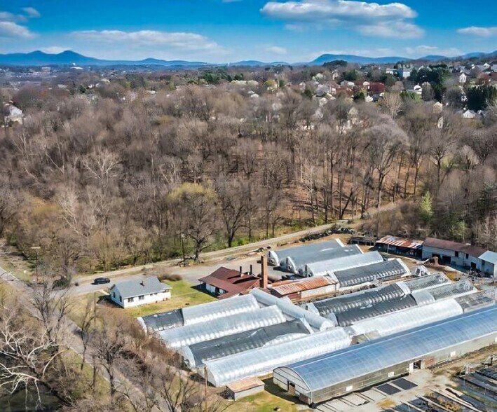 More Photos Of 2306 W Riverside Dr, Salem Specialty For Sale