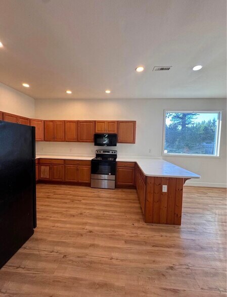 More Photos Of 85188 Highway 101, Florence Light Manufacturing For Lease