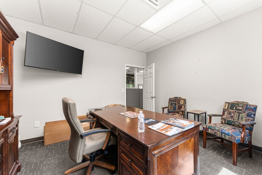 More Photos Of 3917 Old Flowery Branch Rd, Oakwood Flex For Lease