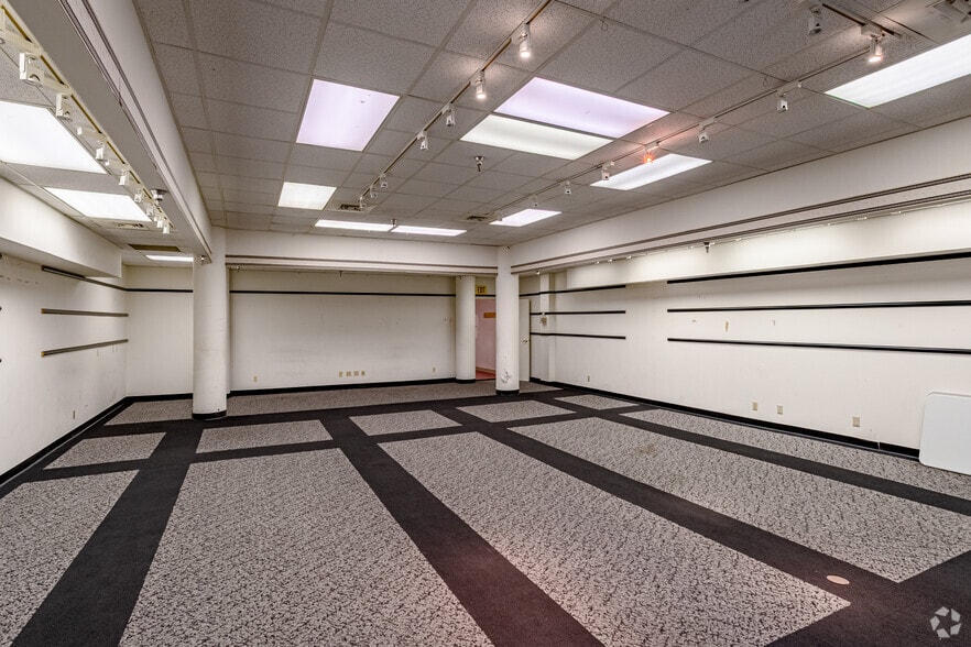 More Photos Of 2917 N Vermilion st, Danville General Retail For Sale