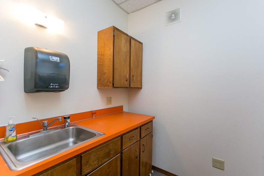 More Photos Of 100 N Fruitland St, Kennewick Office For Sale