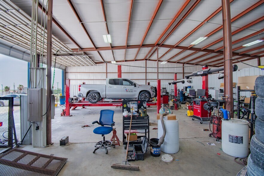 More Photos Of 209 Park Place Blvd, Kenedy Auto Repair For Sale