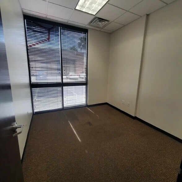 More Photos Of 16841 N 31st Ave, Phoenix Office For Sale