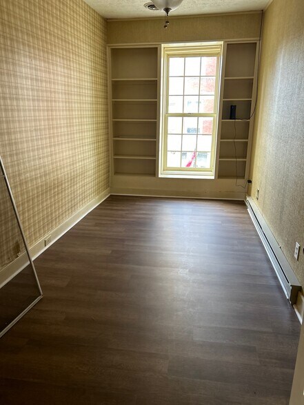 More Photos Of 214 Main St, Paris Office Residential For Sale