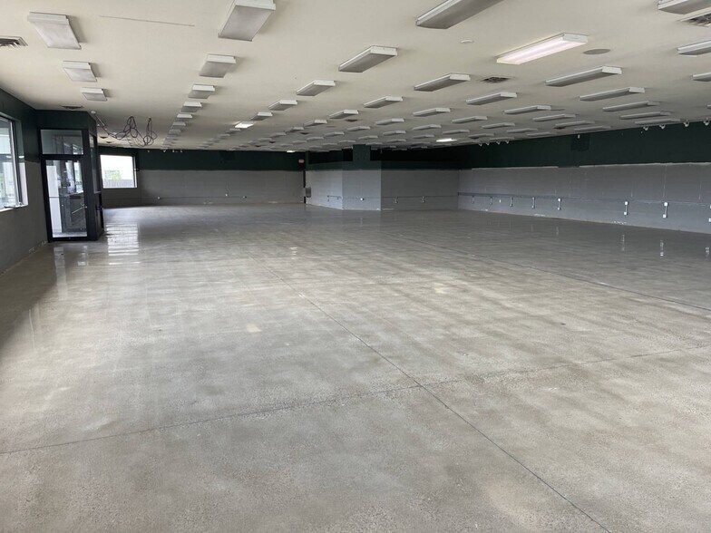 More Photos Of 1250 S Appleton Rd, Menasha Storefront Retail Office For Lease