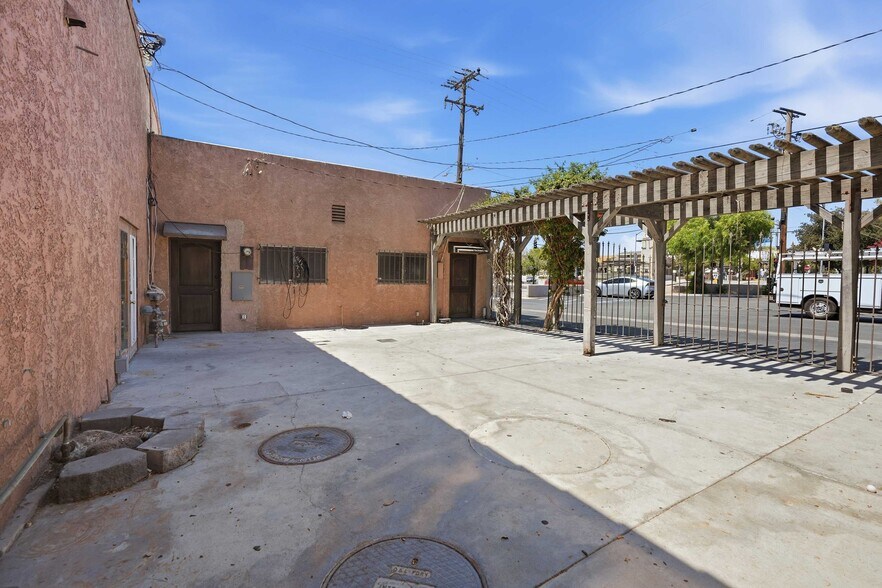 More Photos Of 24258-24274 Main St, Newhall Restaurant For Lease