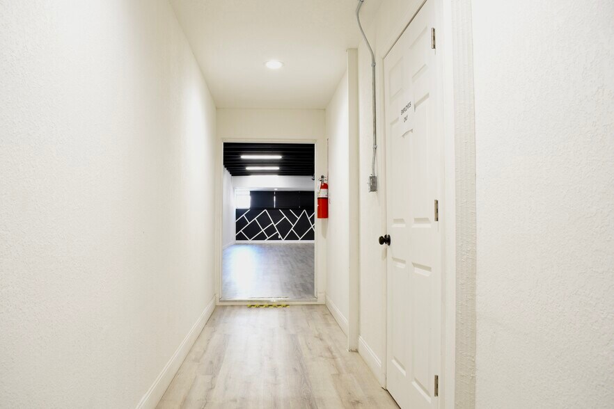 More Photos Of 212 Main St, Auburndale Flex For Sale