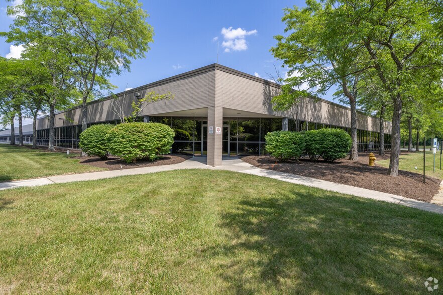 More Photos Of 400 Cabot Dr, Hamilton Distribution For Lease