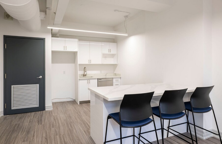 More Photos Of 372 Bay St, Toronto Office For Lease