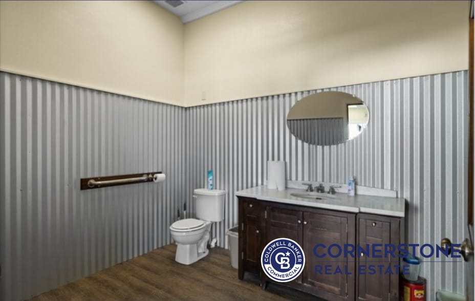 More Photos Of 1121 S Main St, Buffalo Service Station For Sale